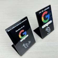 זוג מעמדי ביקורות גוגל שחורים על שולחן